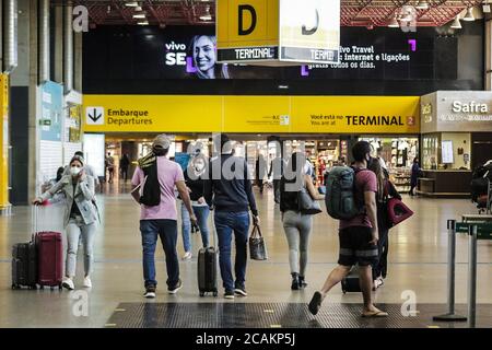 Guarulhos, Sao Paulo, Brasilien. August 2020. (INT) Covid-19: Bewegung von Menschen auf dem internationalen Flughafen Guarulhos. 7. August 2020, Guarulhos, Sao Paulo, Brasilien: Bewegung der Menschen auf dem Sao Paulo International Airport in Guarulhos inmitten covid-19, an diesem Freitag.Credit: Fepesil/Thenews2 Credit: Fepesil/TheNEWS2/ZUMA Wire/Alamy Live News Stockfoto