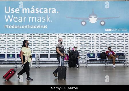 Guarulhos, Sao Paulo, Brasilien. August 2020. (INT) Covid-19: Bewegung von Menschen auf dem internationalen Flughafen Guarulhos. 7. August 2020, Guarulhos, Sao Paulo, Brasilien: Bewegung der Menschen auf dem Sao Paulo International Airport in Guarulhos inmitten covid-19, an diesem Freitag.Credit: Fepesil/Thenews2 Credit: Fepesil/TheNEWS2/ZUMA Wire/Alamy Live News Stockfoto