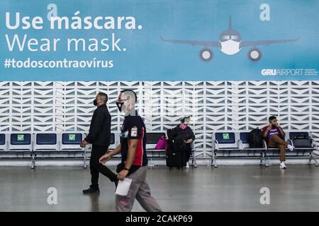 Guarulhos, Sao Paulo, Brasilien. August 2020. (INT) Covid-19: Bewegung von Menschen auf dem internationalen Flughafen Guarulhos. 7. August 2020, Guarulhos, Sao Paulo, Brasilien: Bewegung der Menschen auf dem Sao Paulo International Airport in Guarulhos inmitten covid-19, an diesem Freitag.Credit: Fepesil/Thenews2 Credit: Fepesil/TheNEWS2/ZUMA Wire/Alamy Live News Stockfoto