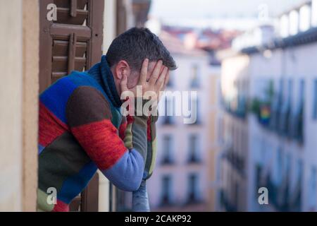 Urbaner Lebensstil emotionales Porträt eines jungen attraktiven und deprimierten Mannes Zu Hause Balkon lehnte aufgeregt Gefühl verzweifelt leiden Depression Problem Stockfoto