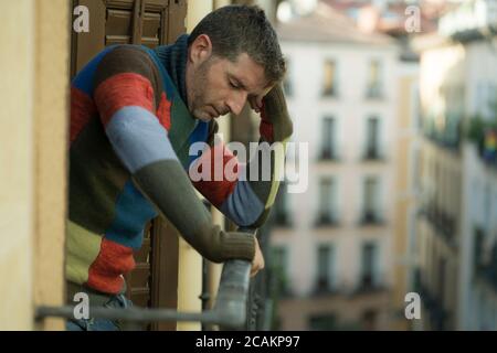 Urbaner Lebensstil emotionales Porträt eines jungen attraktiven und deprimierten Mannes Zu Hause Balkon lehnte aufgeregt Gefühl verzweifelt leiden Depression Problem Stockfoto