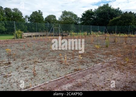 Stillgelegte Tennisplatz in schlechtem Zustand Stockfoto