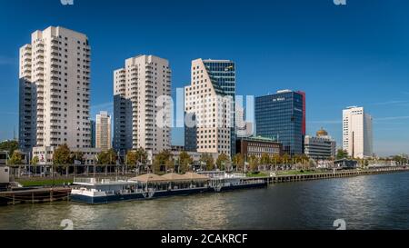 Moderne Hochhauswohnungen und Bürohochhäuser in Die Boompjeskade entlang des Flusses Nieuwe Maas Stockfoto