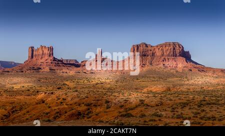 Die hoch aufragenden Sandsteine Mitten Buttes und Mesas des Navajo Nation's Monument Valley Navajo Tribal Park an der Grenze von Arizona und Utah, USA Stockfoto