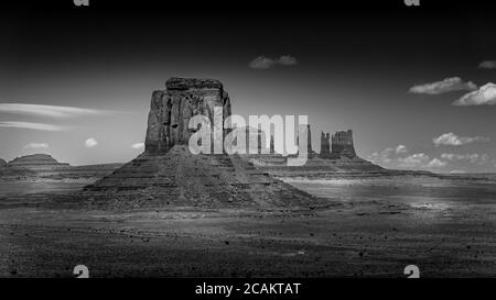 Schwarz-Weiß-Foto der Sandsteinformationen von West Mitten Butte vom Artist Point aus in der Wüstenlandschaft des Monument Valley, Utah, USA Stockfoto