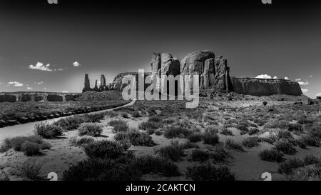 Schwarz-Weiß-Foto der Three Sisters und Mitchell Mesa, einige der vielen massiven Red Sandstone Buttes und Mesas in Monument Valley, Utah, USA Stockfoto