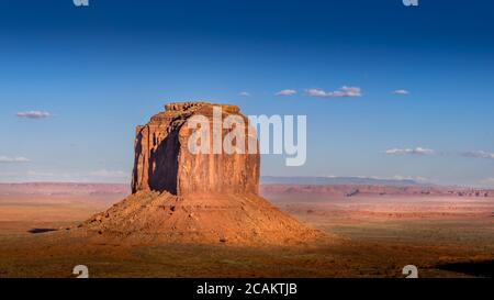 Die hoch aufragenden roten Sandsteinformationen von Merrick Butte im Monument Valley Navajo Tribal Park Wüstenlandschaft an der Grenze von Arizona und Utah, USA Stockfoto