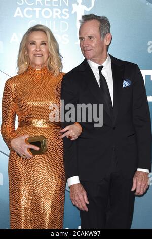 LOS ANGELES - JAN 19: Catherine O'Hara, Bo Welch bei den 26. Screen Actors Guild Awards im Shrine Auditorium am 19. Januar 2020 in Los Angeles, CA Stockfoto