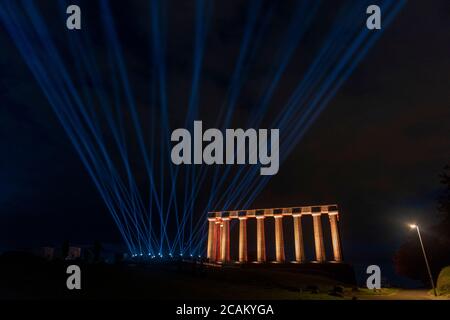 Edinburgh, Schottland, Großbritannien. Freitag, 7. August 2020: Edinburgh International Festival. Der Blick von Calton Hill auf die Skyline der Stadt wird von über 260 Lichtstrahlen beleuchtet, die das Eröffnungswochenende des Edinburgh International Festival 2020 markiert hätten. Calton Hill ist eines der 13 Wahrzeichen der Stadt, das im Rahmen einer Außenlichtinstallation des Edinburgh International Festival beleuchtet wird Stockfoto