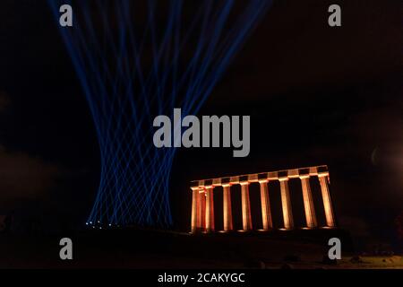 Edinburgh, Schottland, Großbritannien. Freitag, 7. August 2020: Edinburgh International Festival. Der Blick von Calton Hill auf die Skyline der Stadt wird von über 260 Lichtstrahlen beleuchtet, die das Eröffnungswochenende des Edinburgh International Festival 2020 markiert hätten. Calton Hill ist eines der 13 Wahrzeichen der Stadt, das im Rahmen einer Außenlichtinstallation des Edinburgh International Festival beleuchtet wird Stockfoto