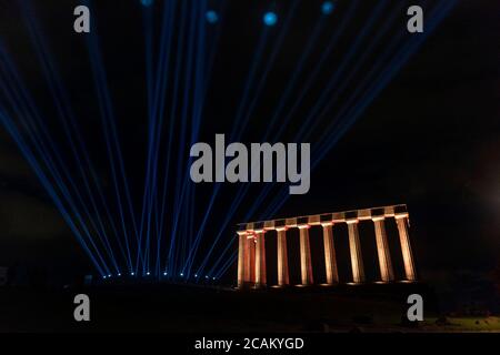 Edinburgh, Schottland, Großbritannien. Freitag, 7. August 2020: Edinburgh International Festival. Der Blick von Calton Hill auf die Skyline der Stadt wird von über 260 Lichtstrahlen beleuchtet, die das Eröffnungswochenende des Edinburgh International Festival 2020 markiert hätten. Calton Hill ist eines der 13 Wahrzeichen der Stadt, das im Rahmen einer Außenlichtinstallation des Edinburgh International Festival beleuchtet wird Stockfoto