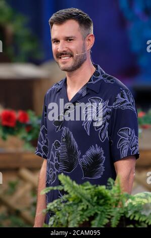 Köln, Deutschland. August 2020. Der Moderator Jochen Schropp ist im Studio bei der SAT1 Show 'Promi Big Brother' 2020. Quelle: Henning Kaiser/dpa/Alamy Live News Stockfoto