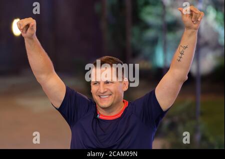 Köln, Deutschland. August 2020. Der Trainer Ramin Abtin tritt im Studio bei der SAT1 Show 'Promi Big Brother' 2020 auf. Quelle: Henning Kaiser/dpa/Alamy Live News Stockfoto