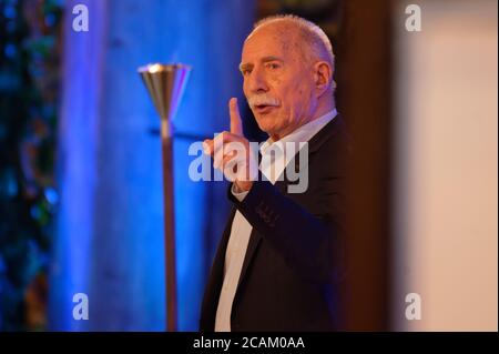 Köln, Deutschland. August 2020. Der Sportkommentator Werner Hansch tritt im Studio bei der SAT1-Show 'Promi Big Brother' 2020 auf. Quelle: Henning Kaiser/dpa/Alamy Live News Stockfoto