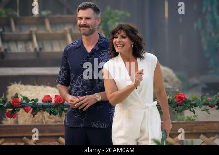 Köln, Deutschland. August 2020. Die Moderatoren Jochen Schropp und Marlene Lufen sind im Studio für die SAT1 Show 'Promi Big Brother' 2020. Quelle: Henning Kaiser/dpa/Alamy Live News Stockfoto