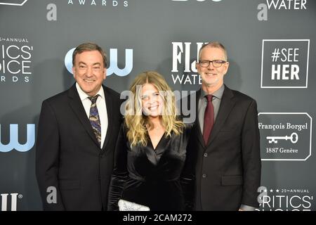 LOS ANGELES - JAN 12: Chris Buck, Jennifer Lee und Peter Del Vecho bei den Critics Choice Awards 2020 im Barker Hanger am 12. Januar 2020 in Santa Monica, CA Stockfoto