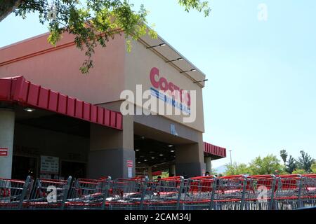 LOS ANGELES - APR 11: Costco-Eingang bei den auf COVID-19 reagierenden Unternehmen in der Hospitality Lane am 11. April 2020 in San Bernardino, CA Stockfoto