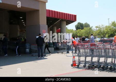 LOS ANGELES - APR 11: Costco-Eingang bei den auf COVID-19 reagierenden Unternehmen in der Hospitality Lane am 11. April 2020 in San Bernardino, CA Stockfoto