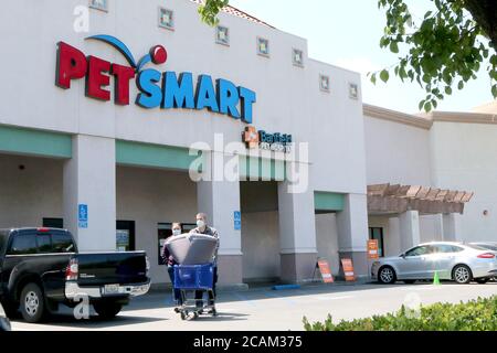 LOS ANGELES - APR 11: PetSmart Store, Shopper bei den Unternehmen, die auf COVID-19 reagieren, am 11. April 2020 in der Hospitality Lane in San Bernardino, CA Stockfoto