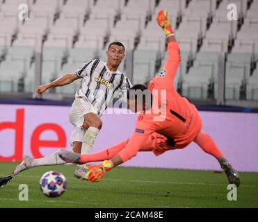 Turin. August 2020. Cristiano Ronaldo des FC Juventus schießt während der UEFA Champions League beim 16. 2. Beinspiel zwischen FC Juventus und Olympique Lyonnais in Turin, Italien, am 7. August 2020. Quelle: Federico Tardito/Xinhua/Alamy Live News Stockfoto