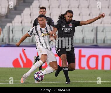 Turin. August 2020. FC Juventus' Cristiano Ronaldo (L) siegt mit Olympique Lyonnais' Jason Denayer während der UEFA Champions League Runde von sechzehn 2. Beinspiel zwischen FC Juventus und Olympique Lyonnais in Turin, Italien, 7. August 2020. Quelle: Federico Tardito/Xinhua/Alamy Live News Stockfoto