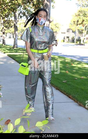 LOS ANGELES - 4. JULI: Yi Zhou im Yi Zhou unterwegs in Outfit, Maske, Schuhen und Accessoires von Marcel von Berlin auf der Straße am 4. Juli 2020 in Beverly Hills, CA Stockfoto