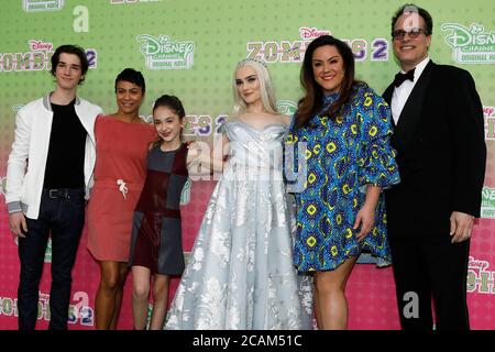 LOS ANGELES - JAN 25: Daniel DiMaggio, Carly Hughes, Julia Butters, Meg Donnelly, Katy Mixon, Diedrich Bader beim 'Zombies 2' Screening in den Disney Studios am 25. Januar 2020 in Burbank, CA Stockfoto