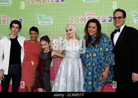 LOS ANGELES - JAN 25: Daniel DiMaggio, Carly Hughes, Julia Butters, Meg Donnelly, Katy Mixon, Diedrich Bader beim 'Zombies 2' Screening in den Disney Studios am 25. Januar 2020 in Burbank, CA Stockfoto