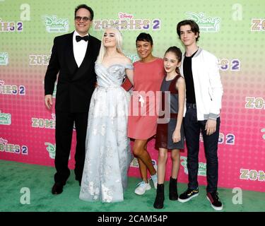 LOS ANGELES - JAN 25: Diedrich Bader, Meg Donnelly, Carly Hughes, Julia Butters, Daniel DiMaggio beim 'Zombies 2' Screening in den Disney Studios am 25. Januar 2020 in Burbank, CA Stockfoto