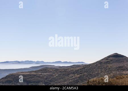 Frost verblasst in der Morgendämmerung, Blick von der Spitze der 'Morro da Igreja' - Santa Catarina, Brasilien Stockfoto