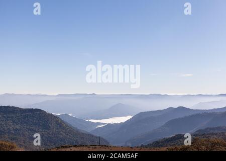 Frost verblasst in der Morgendämmerung, Blick von der Spitze der 'Morro da Igreja' - Santa Catarina, Brasilien Stockfoto