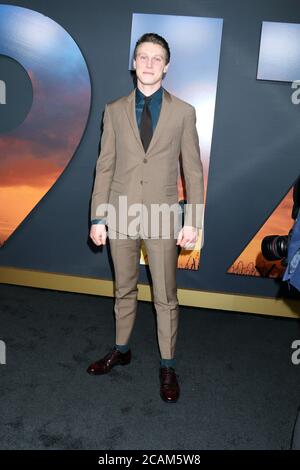 LOS ANGELES - DEZ 18: George MacKay bei der '1917' Premiere im TCL Chinese Theatre IMAX am 18. Dezember 2019 in Los Angeles, CA Stockfoto