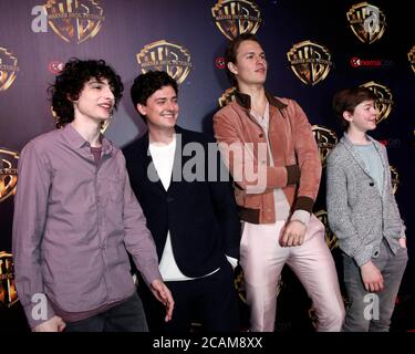 LAS VEGAS - APR 2: Finn Wolfhard, Aneurin Barnard, Ansel Elgort, Oakes Fegley bei der CinemaCon 2019 - Warner Bros im Caesars Palace am 2. April 2019 in Las Vegas, NV Stockfoto