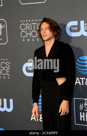 LOS ANGELES - JAN 13: Cody Fern bei den Critics Choice Awards im Barker Hanger am 13. Januar 2019 in Santa Monica, CA Stockfoto