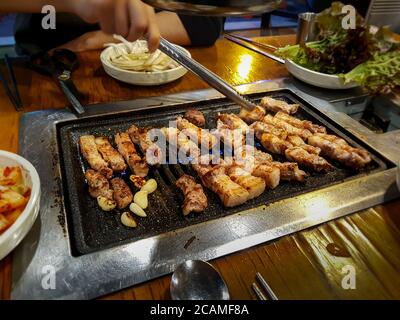 Samgyeopsal, gegrillter Schweinebauch beliebt in Südkorea. Drei Schicht Fleisch bezieht sich auf Streifen von magerem Fleisch und Fett im Schweinebauch. Koreanischer Grill. Stockfoto