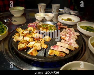 Samgyeopsal, gegrillter Schweinebauch. Makchang, gegrillter Abomasum, das vierte und letzte Magenfach bei Wiederkäuern von Rindern. Koreanischer Grill. Stockfoto