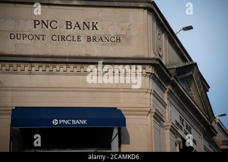 Washington, USA. August 2020. Eine allgemeine Ansicht einer Zweigstelle der PNC Bank in Washington, DC, am 7. August 2020 inmitten der Coronavirus-Pandemie. Auf dem Capitol Hill sputteten heute die Verhandlungen über zusätzliche COVID-19-Hilfsgelder erneut, als die Republikaner ein spätes Kompromissangebot der Demokraten im Kongress ablehnten und sich weigerten, sich zu Hilfsausgaben über 1 Billion Dollar zu verpflichten.das Weiße Haus versprach Exekutivmaßnahmen an mehreren Fronten, als die bestätigte Todesrate der USA 160,000 überschritten hatte. (Graeme Sloan/Sipa USA) Quelle: SIPA USA/Alamy Live News Stockfoto