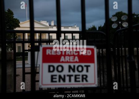 Washington, USA. August 2020. Ein allgemeiner Blick auf das Weiße Haus, wie er sich hinter dem temporären Metallfechten in Washington, DC, am 7. August 2020 inmitten der Coronavirus-Pandemie zeigt. Auf dem Capitol Hill sputteten heute die Verhandlungen über zusätzliche COVID-19-Hilfsgelder erneut, als die Republikaner ein spätes Kompromissangebot der Demokraten im Kongress ablehnten und sich weigerten, sich zu Hilfsausgaben über 1 Billion Dollar zu verpflichten.das Weiße Haus versprach Exekutivmaßnahmen an mehreren Fronten, als die bestätigte Todesrate der USA 160,000 überschritten hatte. (Graeme Sloan/Sipa USA) Quelle: SIPA USA/Alamy Live News Stockfoto