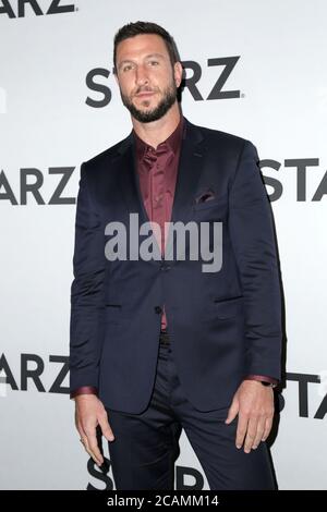 LOS ANGELES - FEB 12: Pablo Schreiber beim Starz Winter TCA Event 2019 auf der 71Above am 12. Februar 2019 in Los Angeles, CA Stockfoto