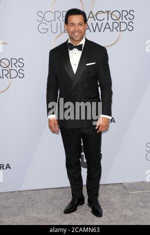 LOS ANGELES - JAN 27: Jon Huertas bei den 25. Annual Screen Actors Guild Awards im Shrine Auditorium am 27. Januar 2019 in Los Angeles, CA Stockfoto