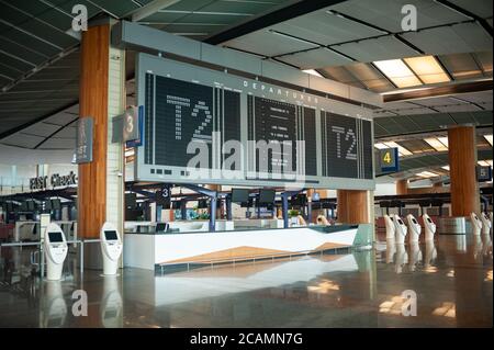 05.08.2020, Singapur, Republik Singapur, Asien - Fluginformationsanzeige in der geschlossenen und leeren Abflughalle am Changi Airport T2. Stockfoto