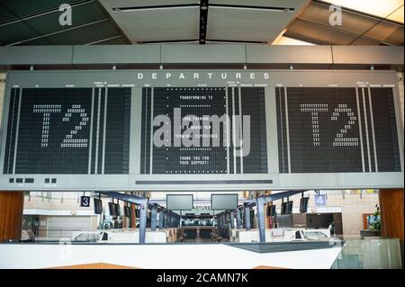 05.08.2020, Singapur, Republik Singapur, Asien - Fluginformationsanzeige in der geschlossenen und leeren Abflughalle am Changi Airport T2. Stockfoto