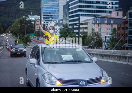 Bogota, Kolumbien. August 2020. Ein Unterstützer des ehemaligen Präsidenten Ãlvaro Uribe nimmt an einer Karawane Teil, um gegen die Entscheidung des Obersten Gerichtshofs zu protestieren, Uribe unter Hausarrest zu stellen, während eine Zeugenmanipulationsuntersuchung gegen ihn stattfindet, in BogotÃ Quelle: Daniel Garzon Herazo/ZUMA Wire/Alamy Live News Stockfoto