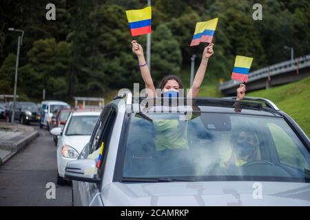 Bogota, Kolumbien. August 2020. Ein Unterstützer des ehemaligen Präsidenten Ãlvaro Uribe nimmt an einer Karawane Teil, um gegen die Entscheidung des Obersten Gerichtshofs zu protestieren, Uribe unter Hausarrest zu stellen, während eine Zeugenmanipulationsuntersuchung gegen ihn stattfindet, in BogotÃ Quelle: Daniel Garzon Herazo/ZUMA Wire/Alamy Live News Stockfoto