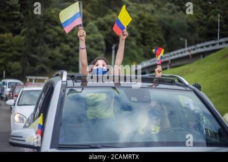 Bogota, Kolumbien. August 2020. Ein Unterstützer des ehemaligen Präsidenten Ãlvaro Uribe nimmt an einer Karawane Teil, um gegen die Entscheidung des Obersten Gerichtshofs zu protestieren, Uribe unter Hausarrest zu stellen, während eine Zeugenmanipulationsuntersuchung gegen ihn stattfindet, in BogotÃ Quelle: Daniel Garzon Herazo/ZUMA Wire/Alamy Live News Stockfoto