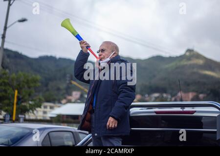 Bogota, Kolumbien. August 2020. Ein Unterstützer des ehemaligen Präsidenten Ãlvaro Uribe nimmt an einer Karawane Teil, um gegen die Entscheidung des Obersten Gerichtshofs zu protestieren, Uribe unter Hausarrest zu stellen, während eine Zeugenmanipulationsuntersuchung gegen ihn stattfindet, in BogotÃ Quelle: Daniel Garzon Herazo/ZUMA Wire/Alamy Live News Stockfoto