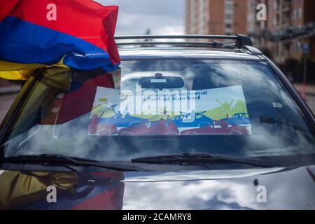 Bogota, Kolumbien. August 2020. Ein Unterstützer des ehemaligen Präsidenten Ãlvaro Uribe nimmt an einer Karawane Teil, um gegen die Entscheidung des Obersten Gerichtshofs zu protestieren, Uribe unter Hausarrest zu stellen, während eine Zeugenmanipulationsuntersuchung gegen ihn stattfindet, in BogotÃ Quelle: Daniel Garzon Herazo/ZUMA Wire/Alamy Live News Stockfoto