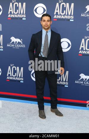 LAS VEGAS - APR 7: Wilmer Valderrama bei den 54. Academy of Country Music Awards in der MGM Grand Garden Arena am 7. April 2019 in Las Vegas, NV Stockfoto