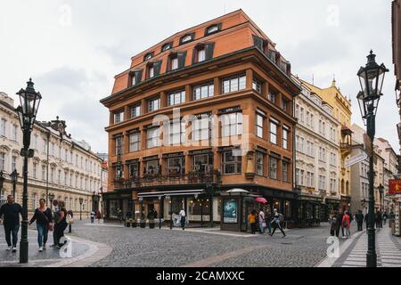 Prag, Tschechische Republik - Juli 11 2020: Kubistisches Haus der Schwarzen Madonna oder Schwarze Gottesmutter mit Grand Cafe Orient, auch Dum U Cerne Matky genannt Stockfoto