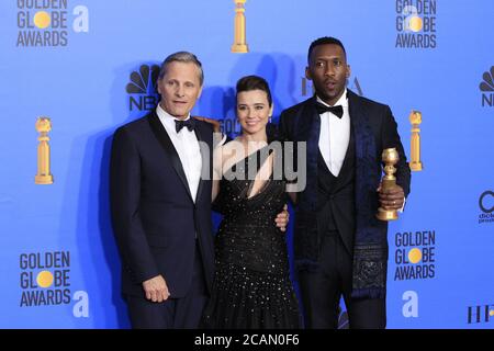 LOS ANGELES - 6. JANUAR: Viggo Mortensen, Linda Cardellini, Mahershala Ali bei den Golden Globe Awards 2019 - Pressebereich im Beverly Hilton Hotel am 6. Januar 2019 in Beverly Hills, CA Stockfoto